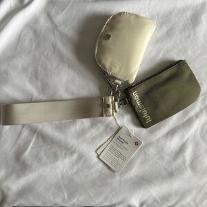 52-54🆕 Lululemon Dual Pouch Wristlet - Grey Sage/White Opal